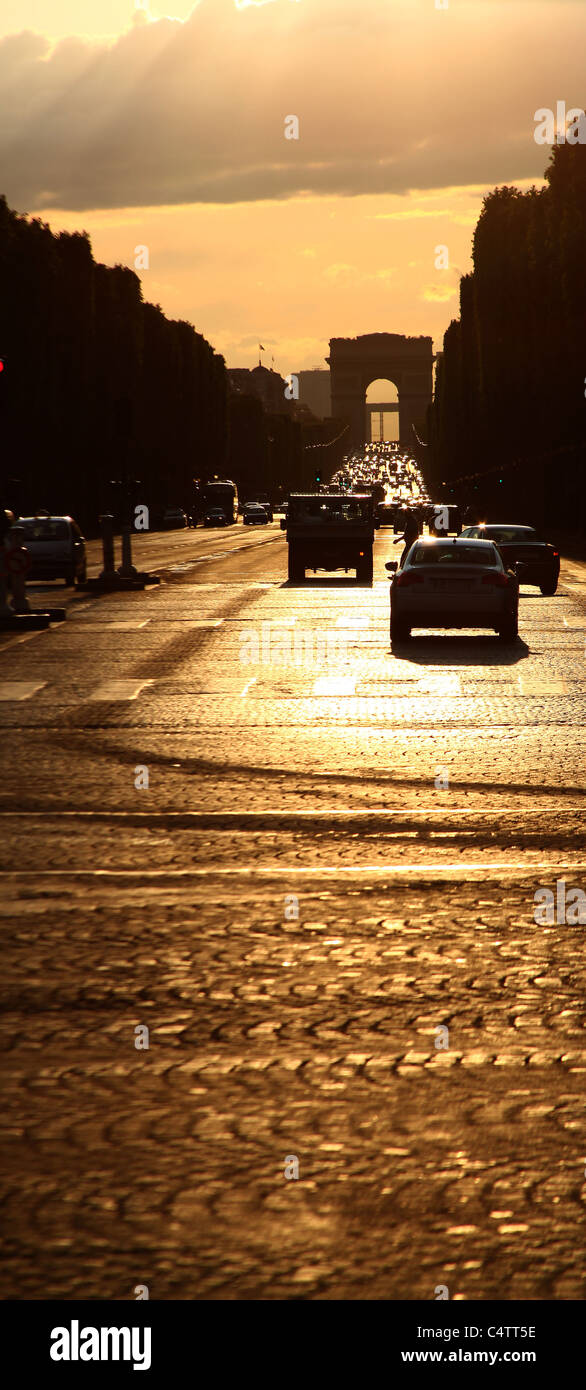 Cercando la Champs Elysees all'Arc de Triomphe al tramonto con vetture silhouette Foto Stock