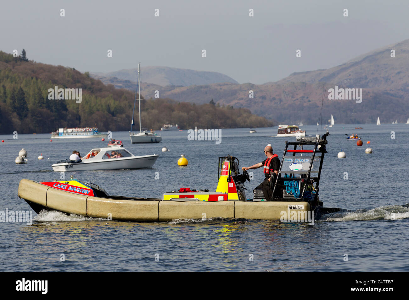 Il lago di Warden Lago team di pattuglia sul Lago di Windermere Foto Stock