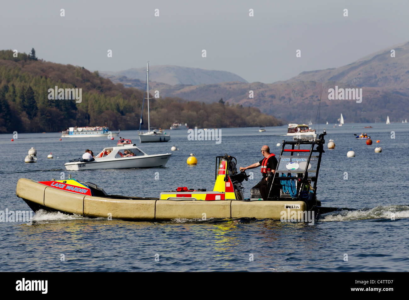 Il lago di Warden Lago team di pattuglia sul Lago di Windermere Foto Stock