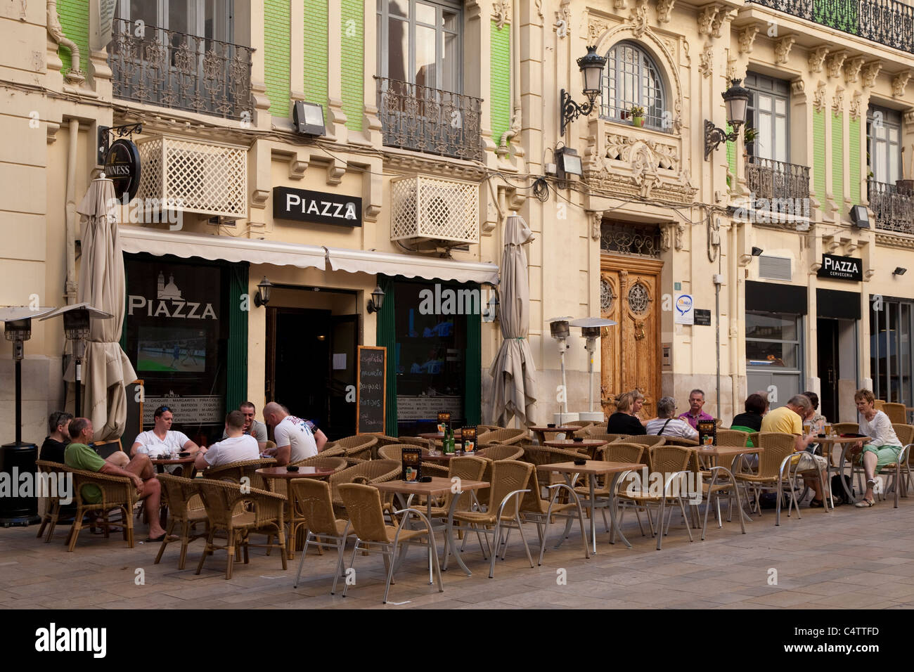 Terrazze dei caffé fuori Plaza Abad Penalva Square, Alicante Foto Stock