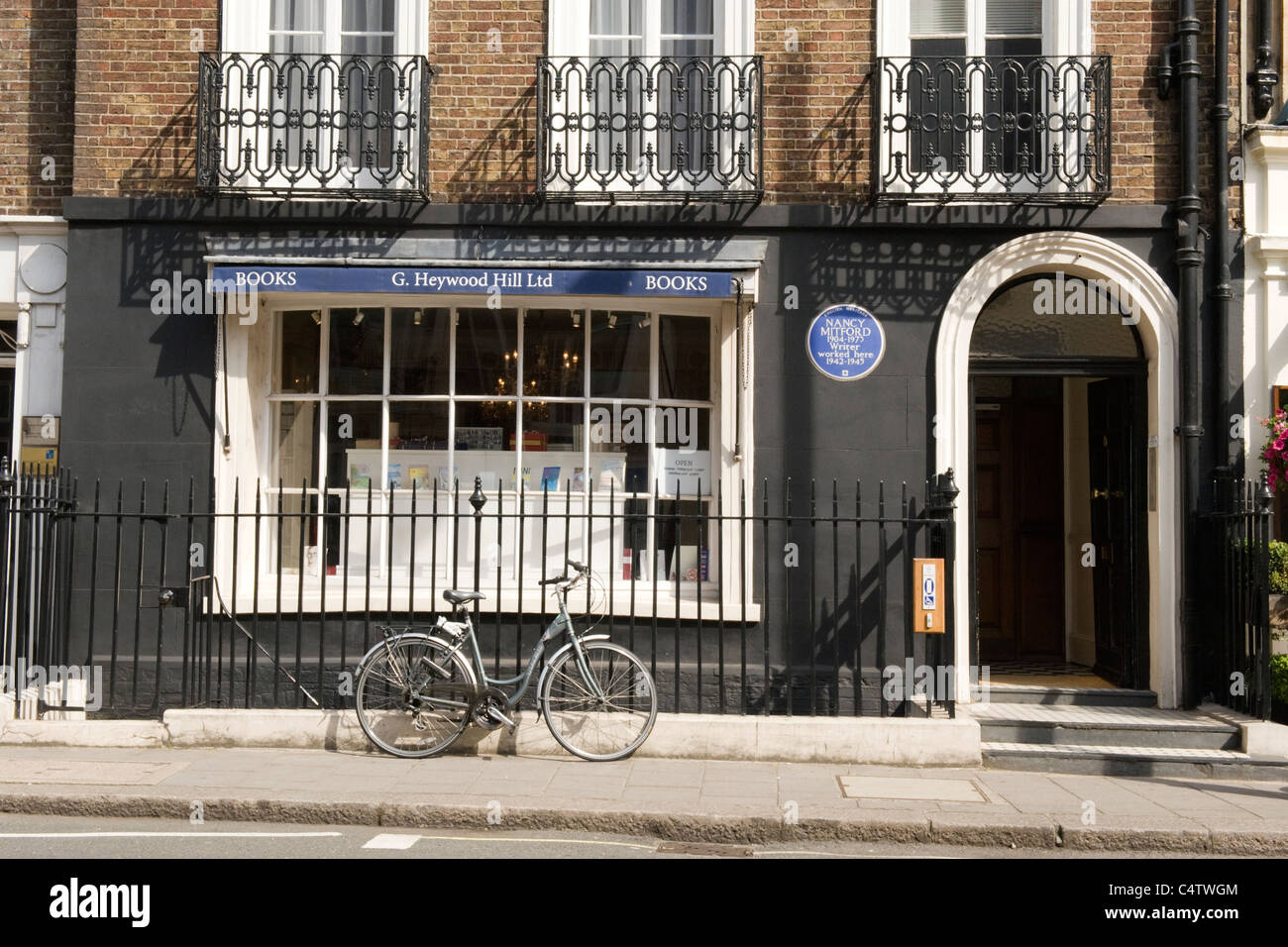 London Mayfair G Heywood Hill libro tradizionale negozio o supermercato dove scrittore autore autrice Nancy Mitford lavorato 1942-1944 marciapiede marciapiede balconi Foto Stock