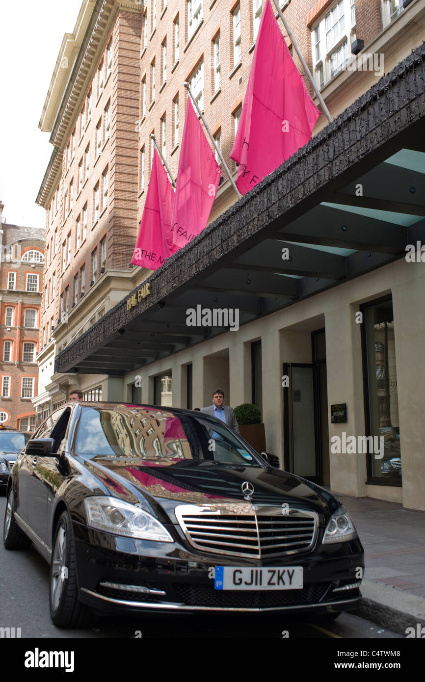 London, Mayfair , Stratton Street , Radisson lusso Il May Fair Hotel entrata principale auto di lusso auto Bandiere Bandiera Foto Stock
