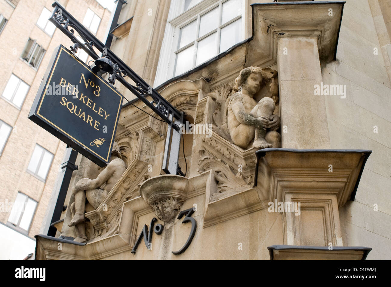 London Mayfair ornati in dettaglio l'architettura del portale vittoriano cherubino cherubini angelo angeli di n. 3 Berkeley Square appeso segno nero e oro bird Foto Stock