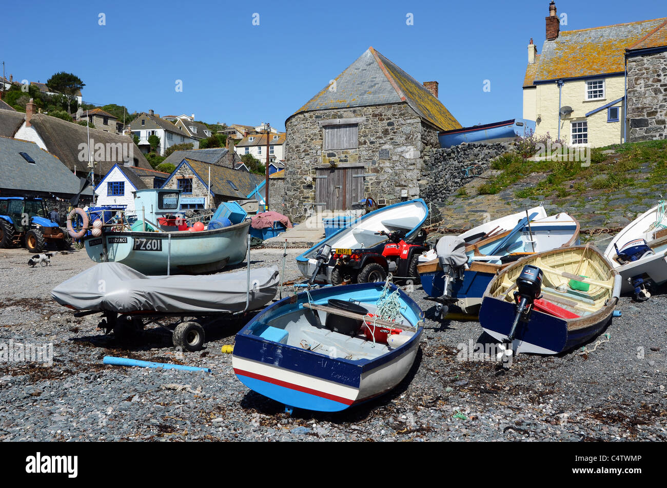 Barche da pesca ormeggiate sulla spiaggia di Cadgwith Cove in Cornovaglia, Regno Unito Foto Stock