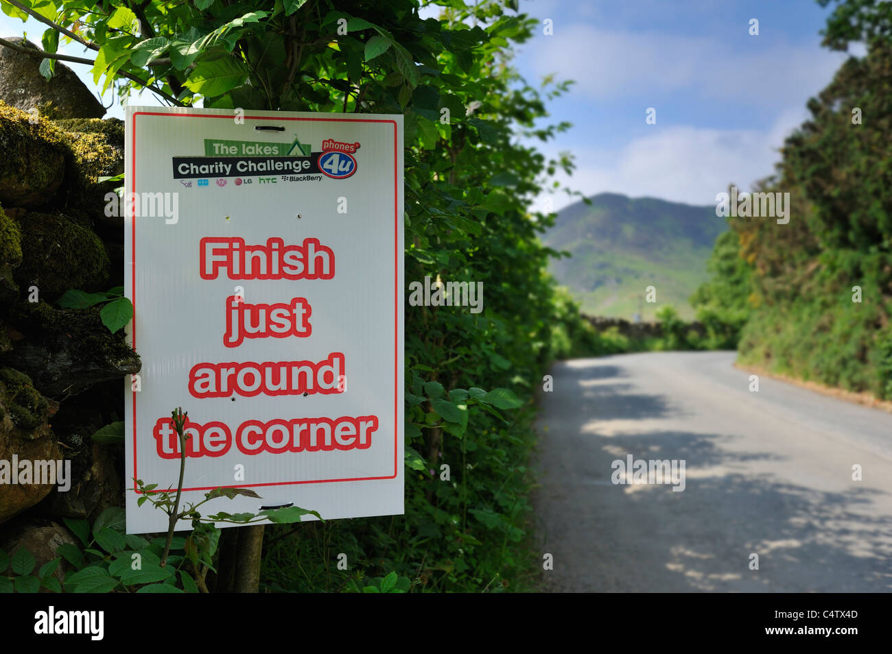 Marcatore corsa ' fine appena dietro l'angolo" in un territorio rurale Lake District impostazione Foto Stock