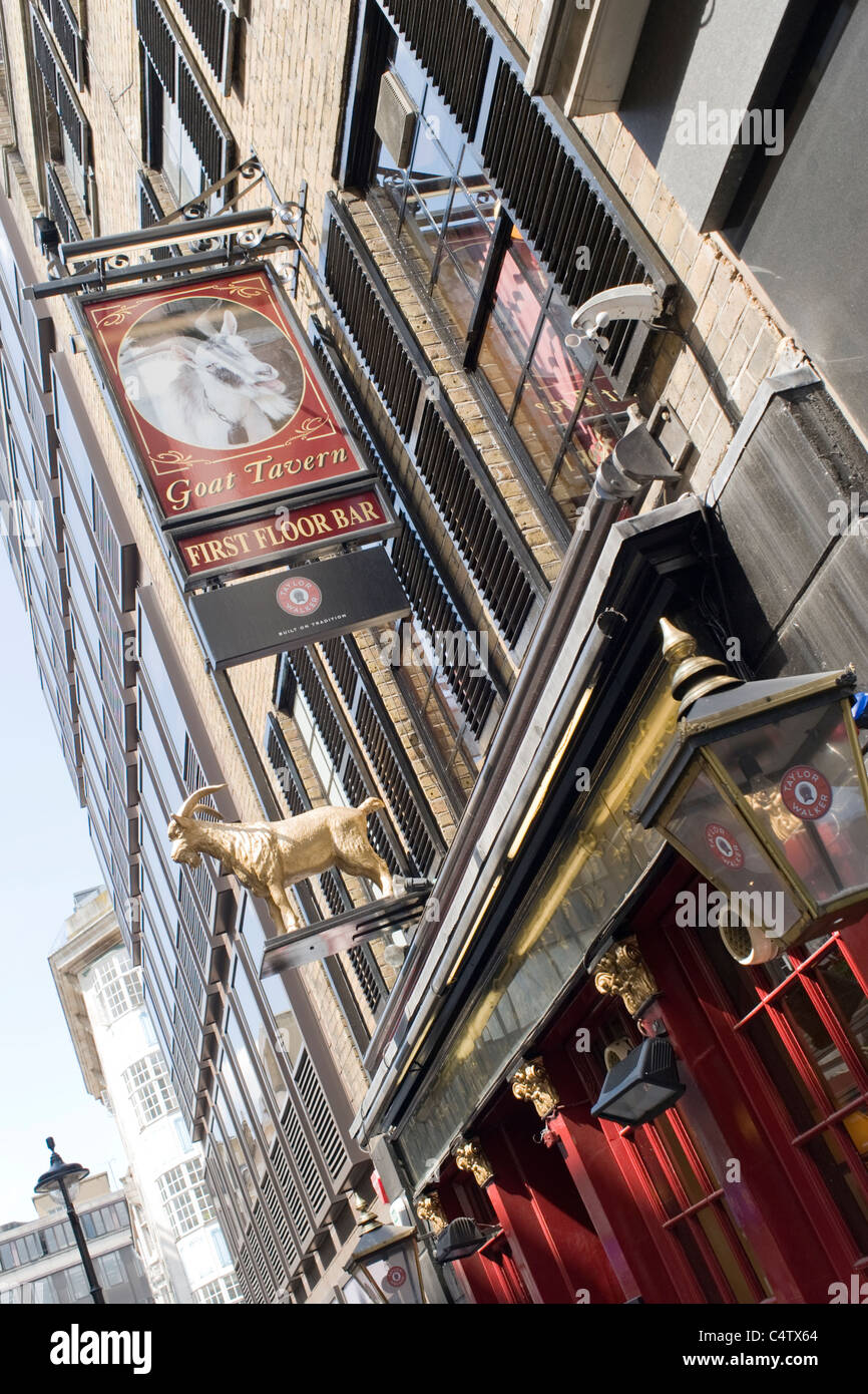 London Mayfair Stafford Street La Taverna di capra tipico pub inglese con ristorante & comedy club al piano di sopra era grande Mansion Clarendon House mangiare 1686 Foto Stock