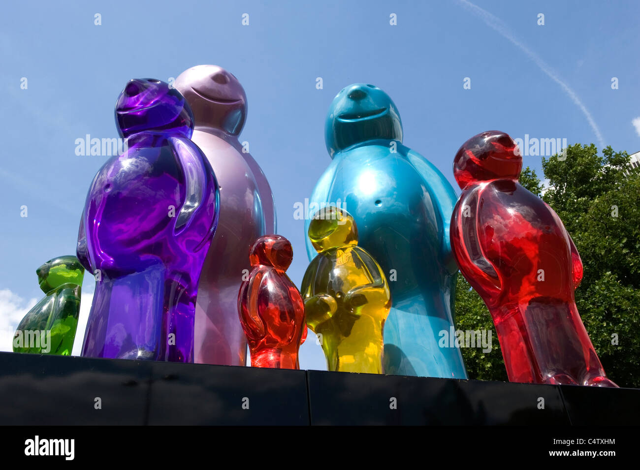 London Mayfair Hyde Park moderna scultura contemporanea degli orsetti di  gomma la famiglia di Mauro Perucchetti fatta di resina uretanica Foto stock  - Alamy