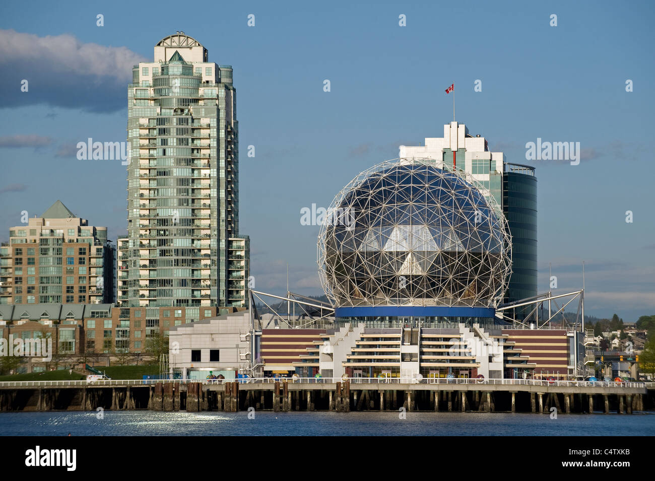 Vancouver - Il mondo della scienza e i nuovi edifici di appartamenti Foto Stock