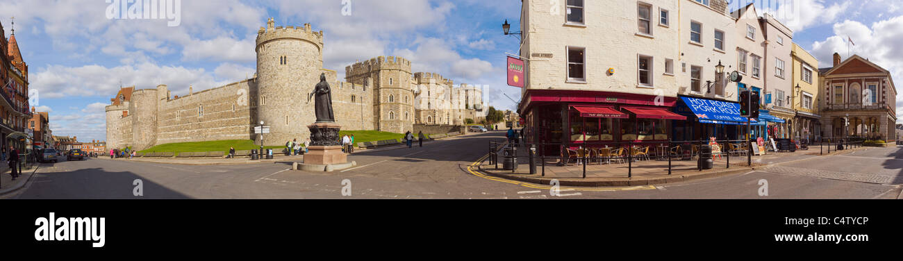 Panorama di Thames Street, Castello di Windsor e High Street, Windsor, Berkshire, Inghilterra, Regno Unito Foto Stock