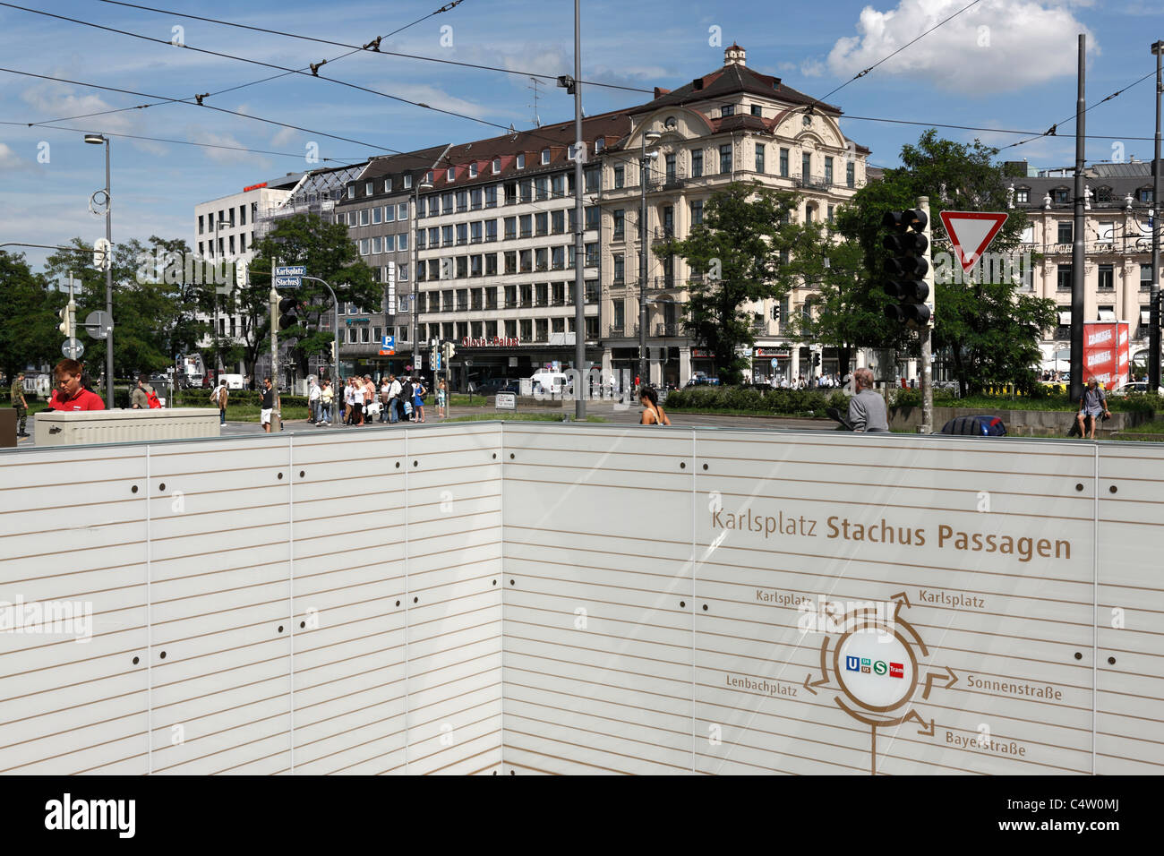 Piano strada all'ingresso della metropolitana di Karlsplatz railway , Monaco di Baviera Baviera Germania Foto Stock