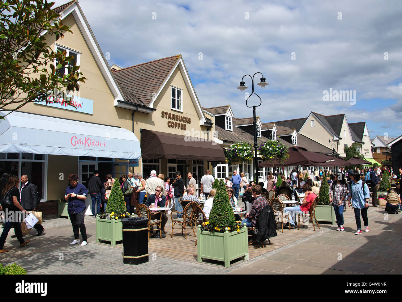 Starbucks Coffee shop, il Villaggio di Bicester Outlet Shopping Centre, Bicester, Oxfordshire, England, Regno Unito Foto Stock