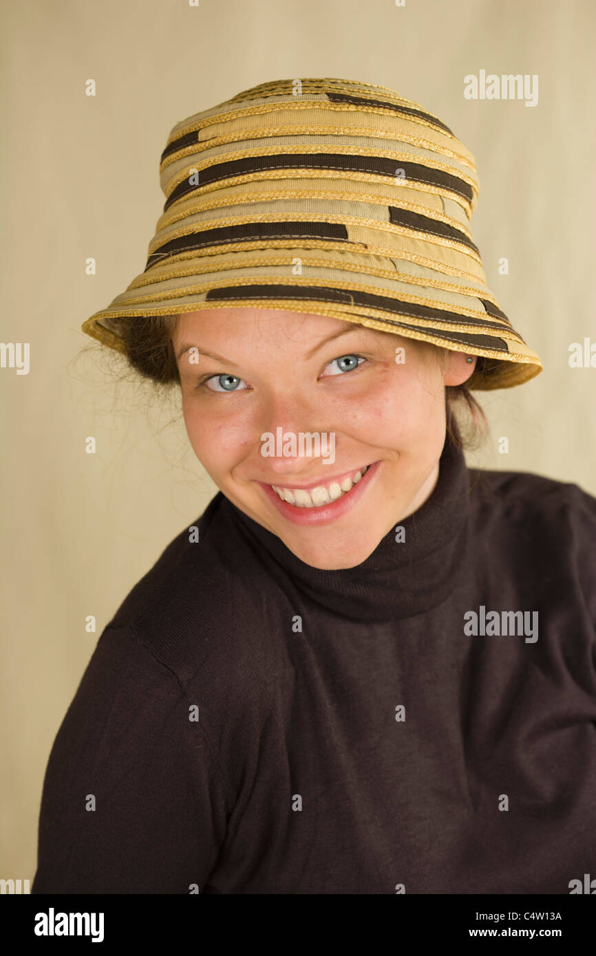 Ritratto di 18 anni ragazza indossando hat Foto Stock