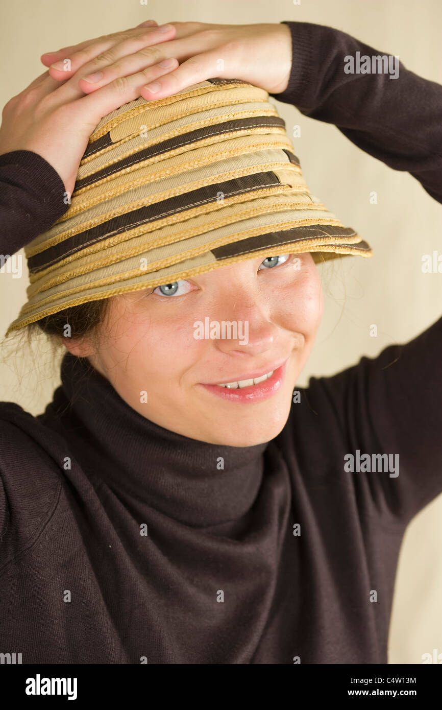 Ritratto di 18 anni ragazza indossando hat Foto Stock