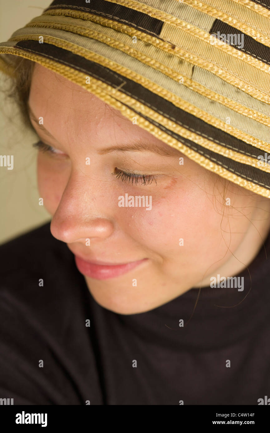 Ritratto di 18 anni ragazza indossando hat Foto Stock