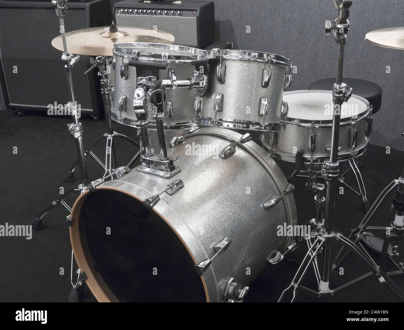 Argento drum kit con amplificatori in background. Foto Stock