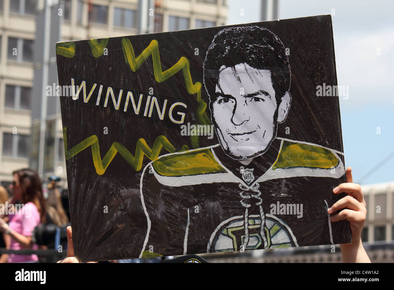 Boston Bruins fan tenendo premuto fino a Charlie Sheen "vincente" segno durante i Bruins Stanley Cup Parade. Foto Stock