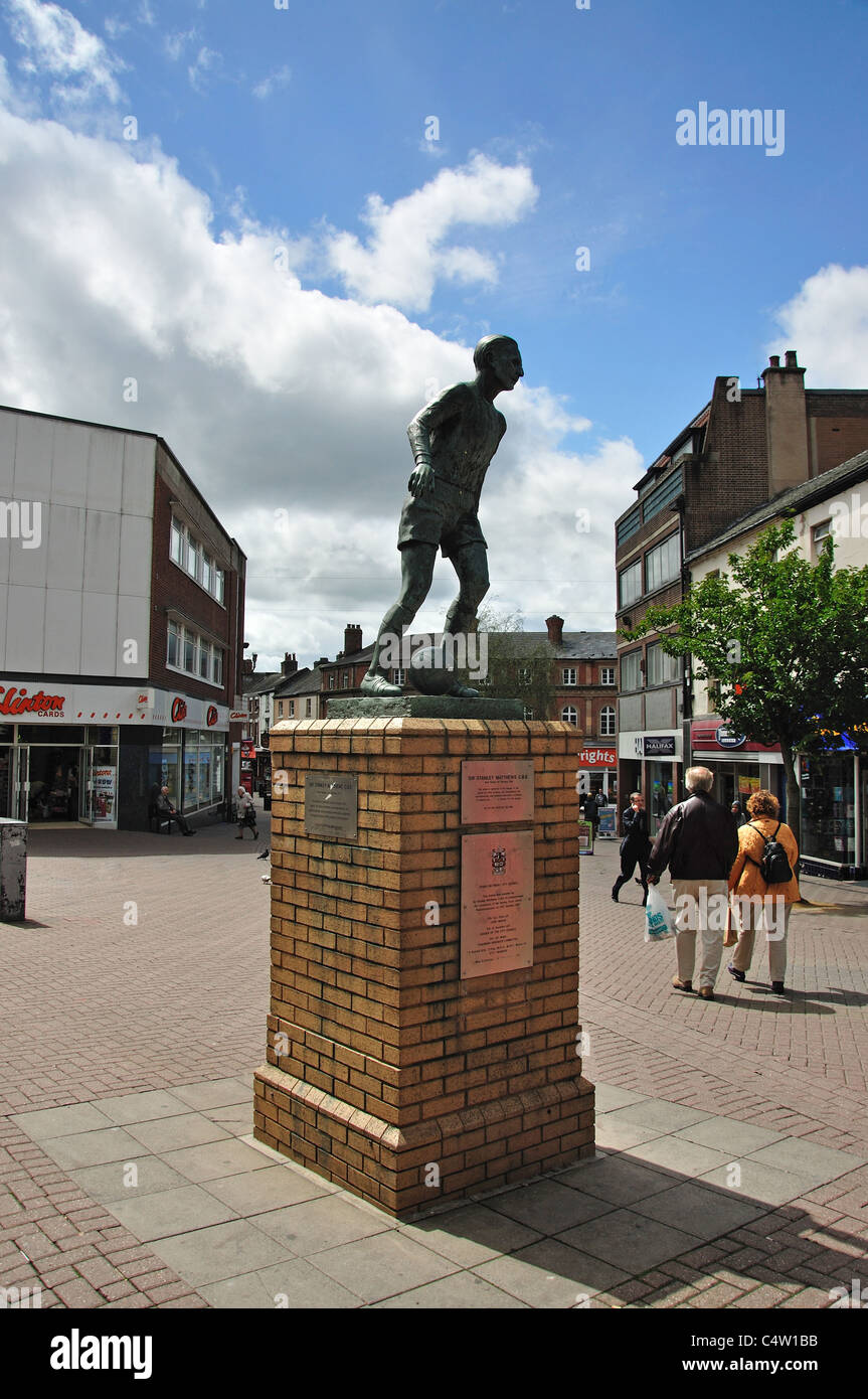 Sir Stanley Matthews statua, la piazza del mercato, Hanley, Stoke-on-Trent, Staffordshire, England, Regno Unito Foto Stock