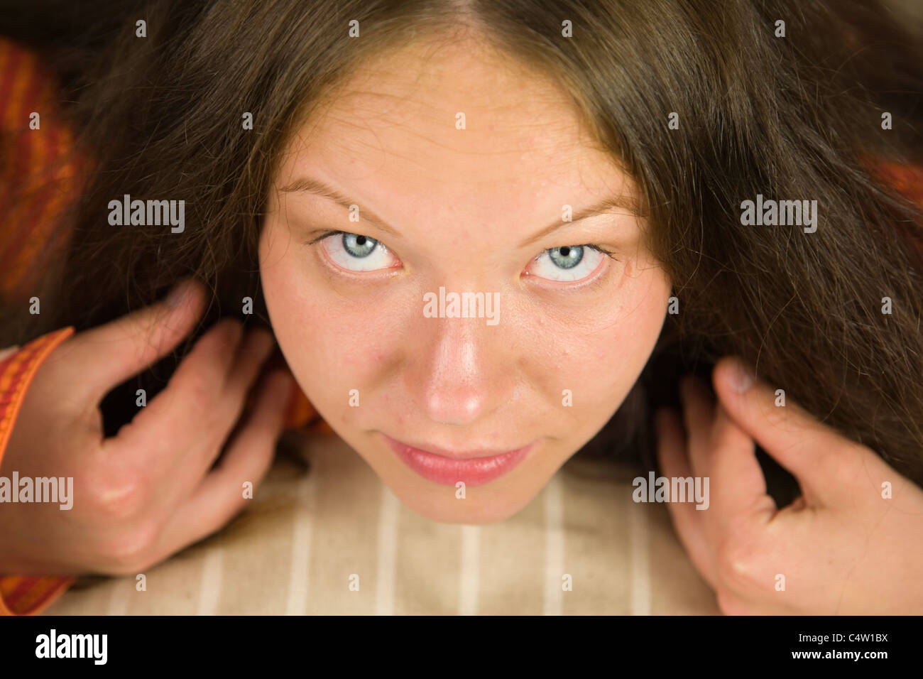 Ritratto di 18 anni ragazza in maglietta arancione giacente sul letto Foto Stock