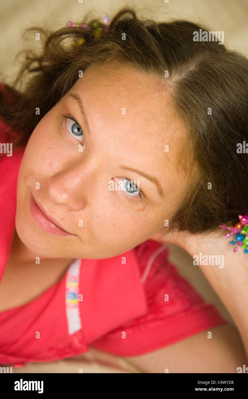 Ritratto di 18 anni ragazza con due pigtail Foto Stock