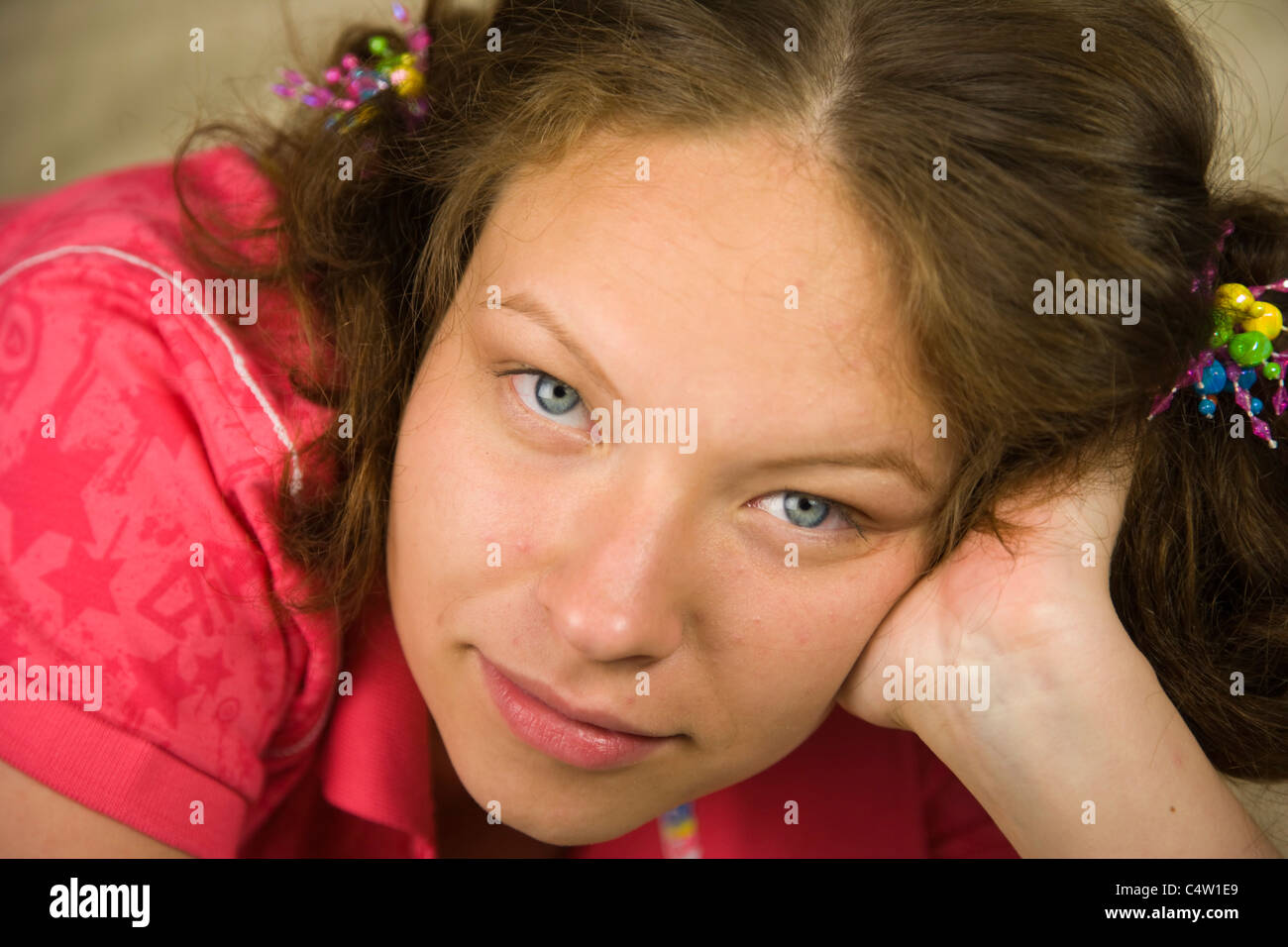 Ritratto di 18 anni ragazza con due pigtail Foto Stock