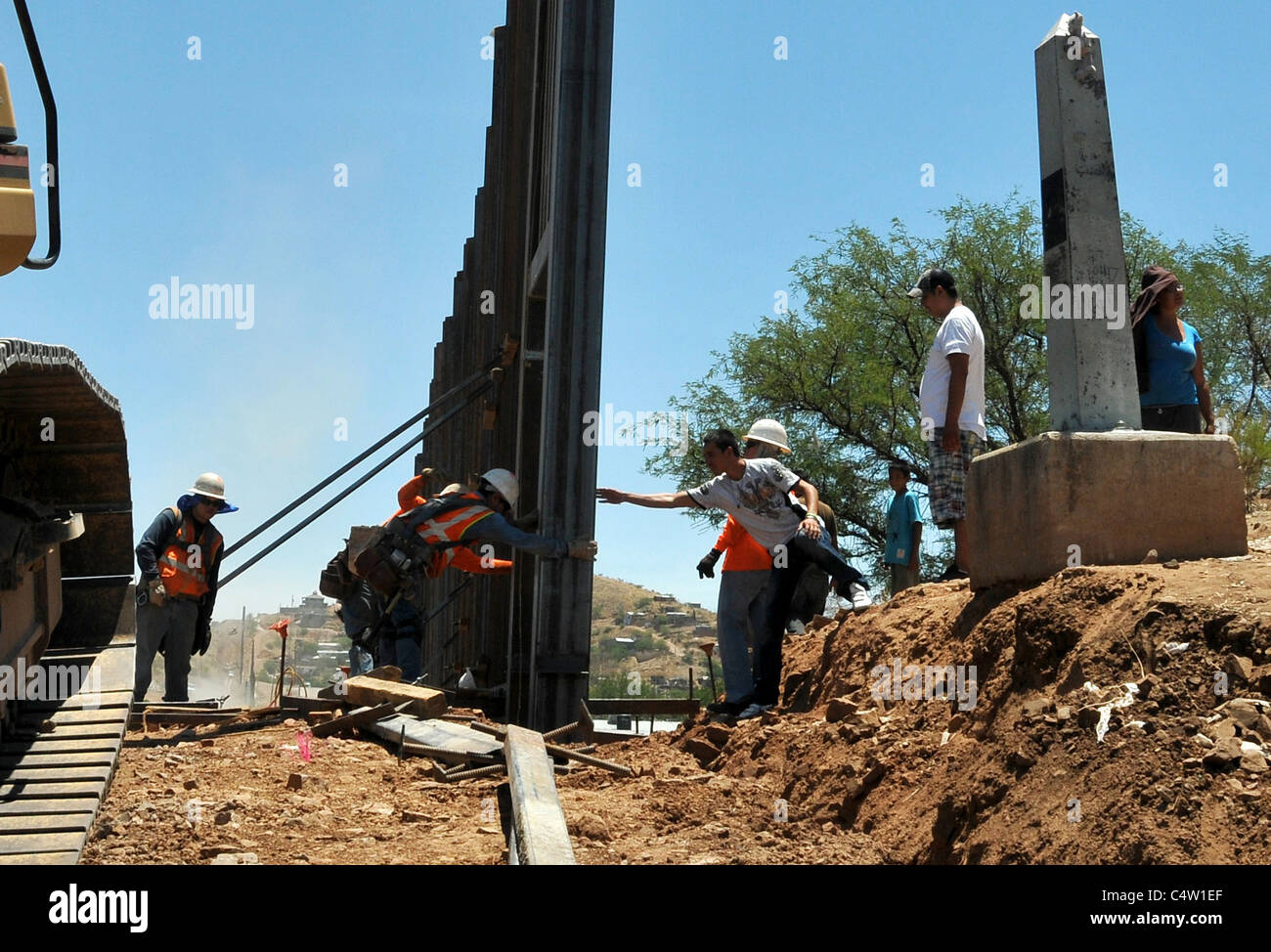 Sostituzione del muro di confine a Nogales, in Arizona, Stati Uniti d'America e di Nogales, Sonora, Messico. Foto Stock