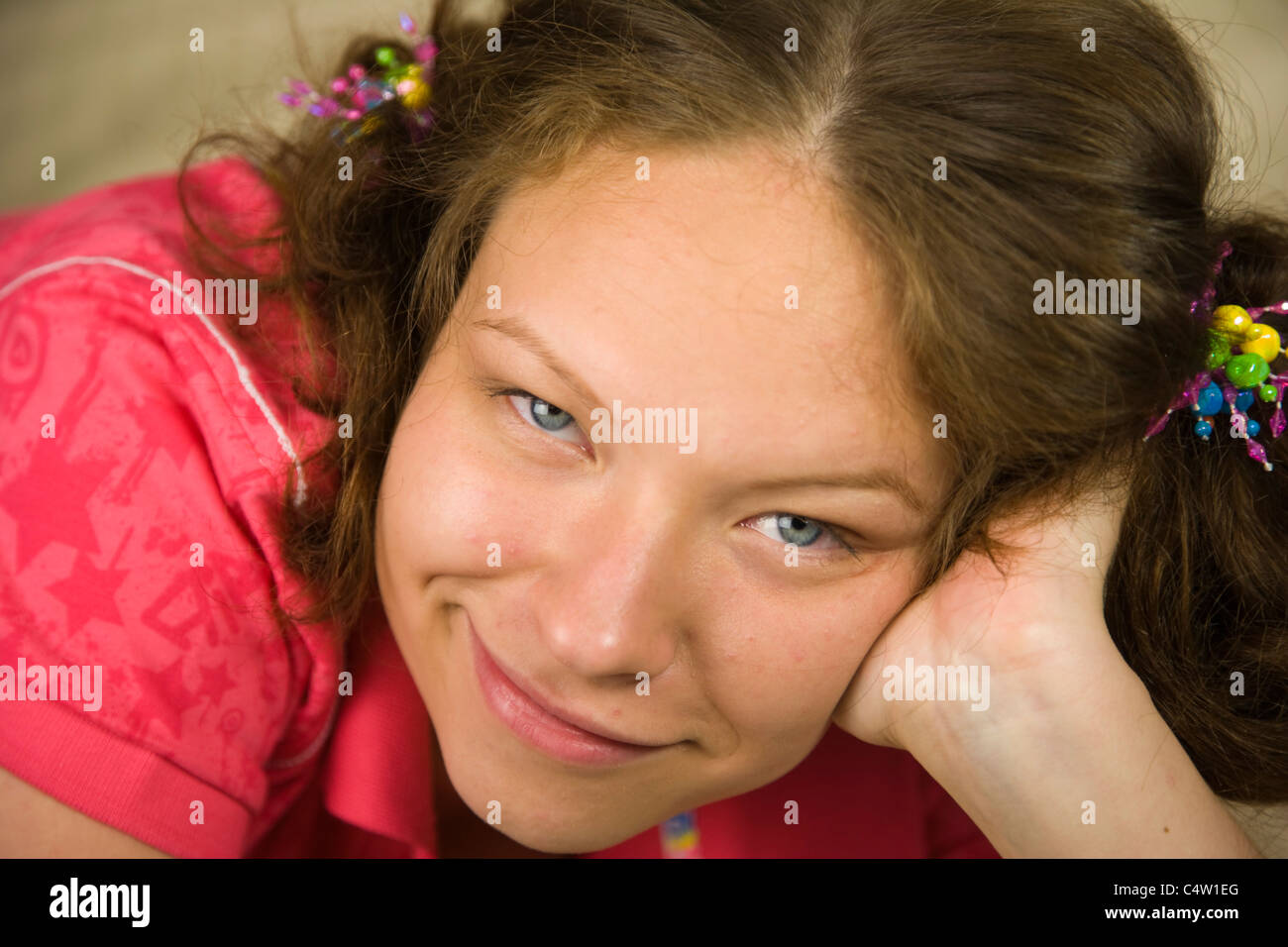 Ritratto di 18 anni ragazza con due pigtail Foto Stock