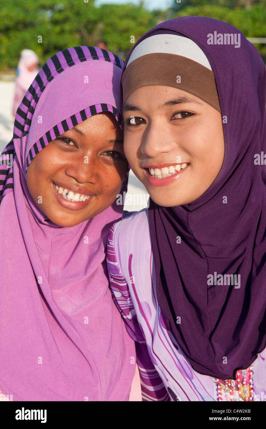 Ragazze musulmane con grandi sorrisi sull isola di Mabul nel Borneo, Malaysia Foto Stock