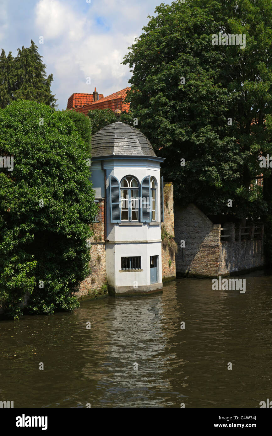 Canal Groenerei a Bruges, Belgio. Il piccolo edificio bianco è stato costruito come una casa da tè. Foto Stock