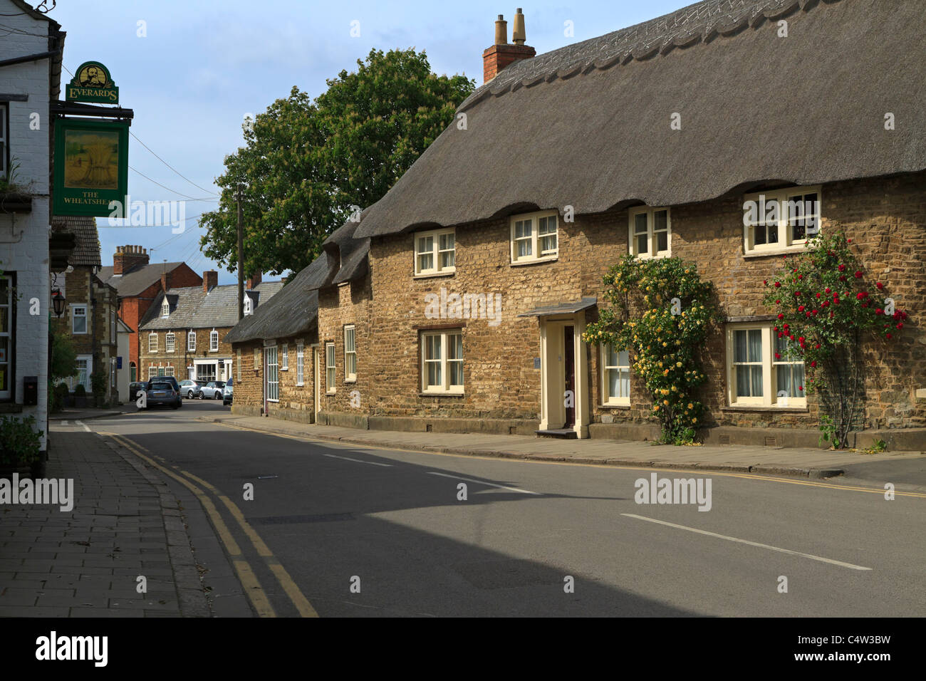 Con il tetto di paglia grazioso cottage in pietra a Oakham, capoluogo di contea di Rutland Foto Stock