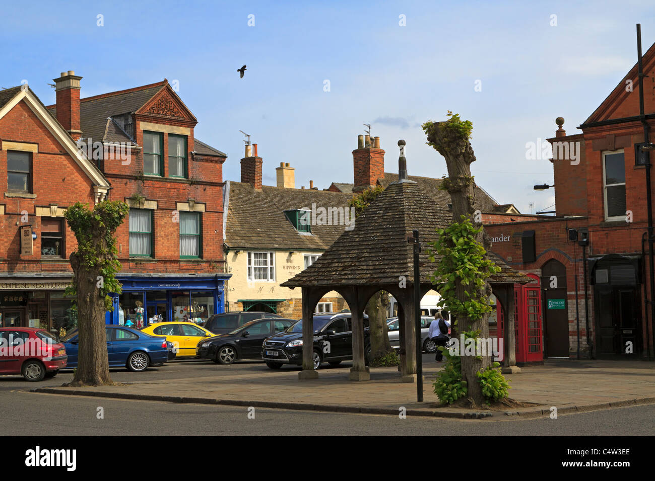 Luogo di mercato e pompa di città a Oakham, storico capoluogo di contea di Rutland. Foto Stock