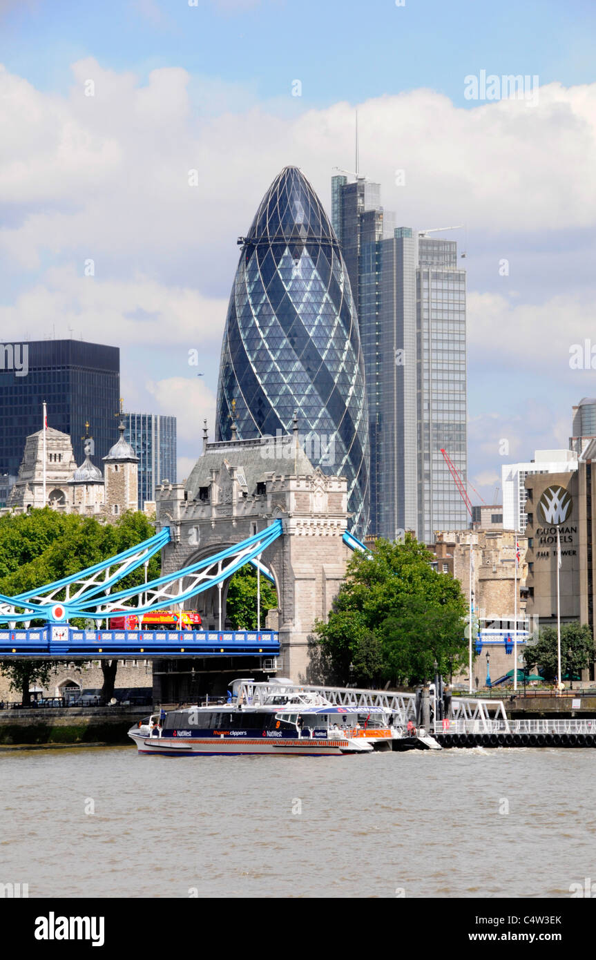 Thames clipper barca il servizio di trasporto pubblico e il fiume Tamigi con la City of London skyline Gherkin & Heron grattacielo Torre landmark cityscape England Regno Unito Foto Stock