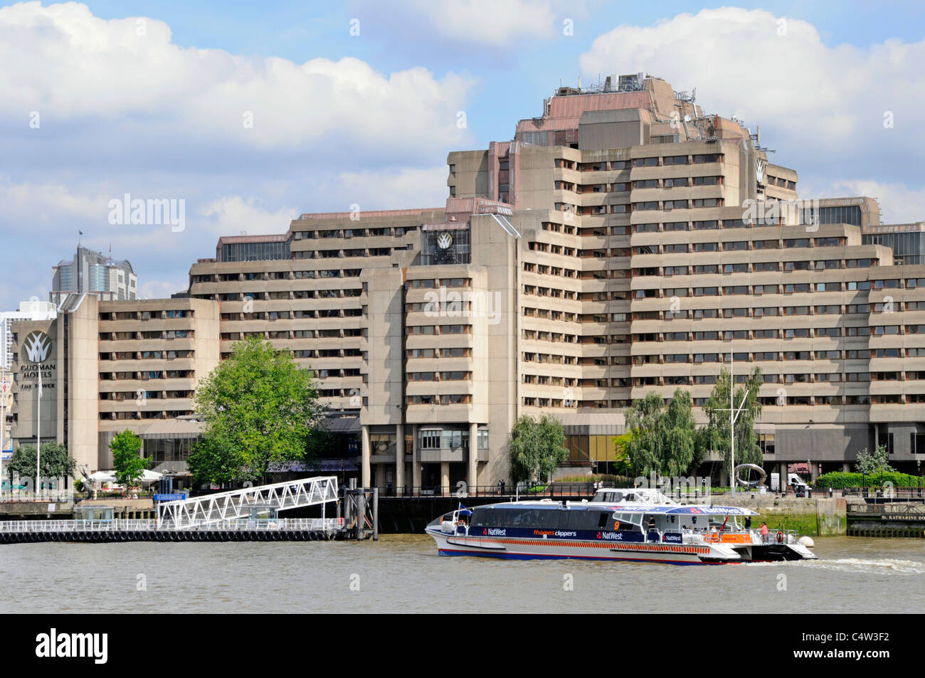 Thames clipper " commuter " turismo il trasporto pubblico di passeggeri in barca St Katharines Pier & Guoman Hotel sul fiume Tamigi Pool di Londra Tower Hamlets REGNO UNITO Foto Stock