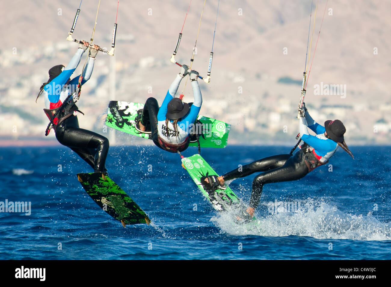 Una sequenza di 3 immagine ingrandita che mostra il movimento di un kite surfer in aria presso il resort di Eilat in Israele. Foto Stock