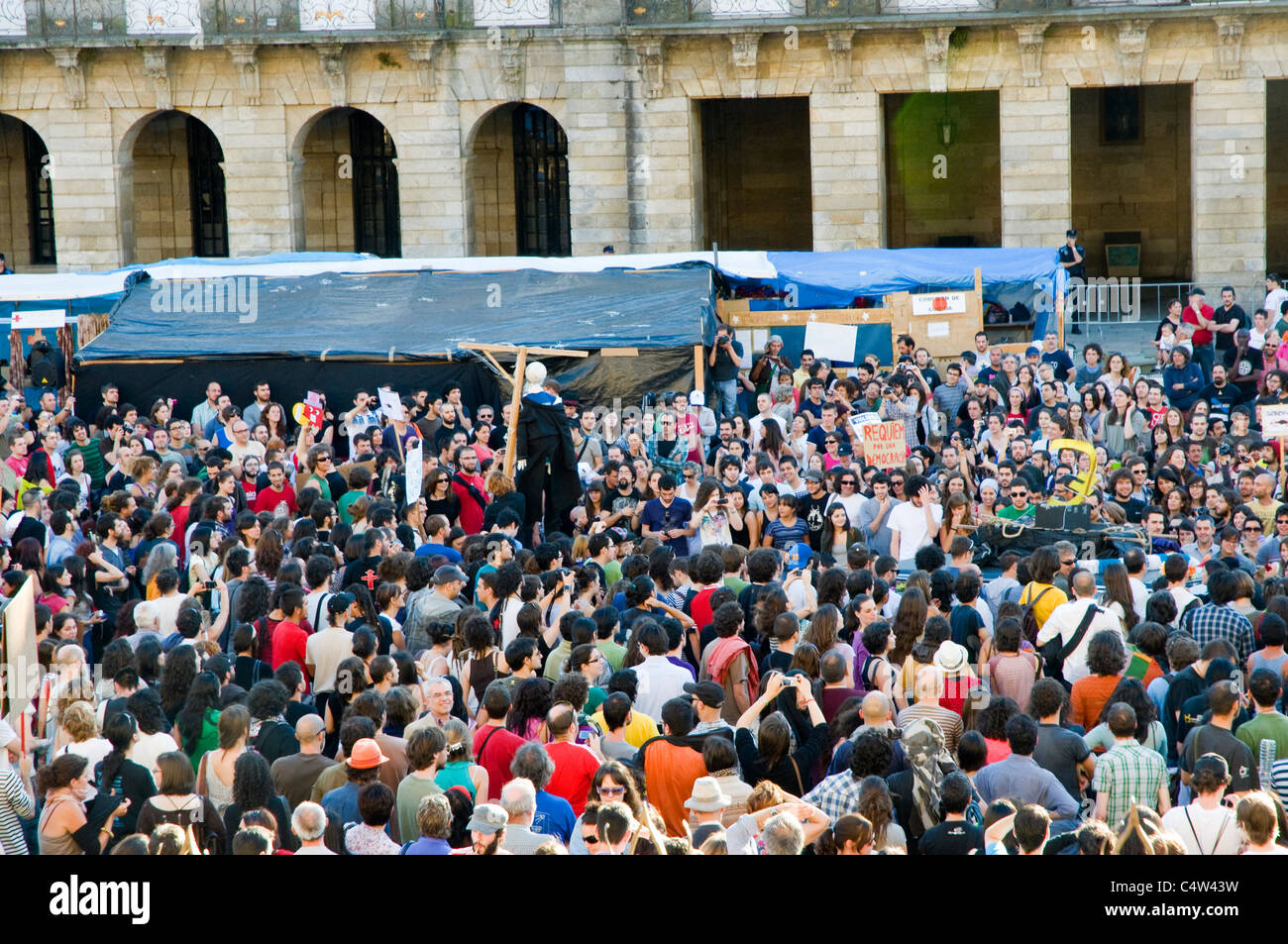 La folla in Santiago de Compostela la dimostrazione contro il governo spagnolo. Simulazione di Euro funerale, Foto Stock