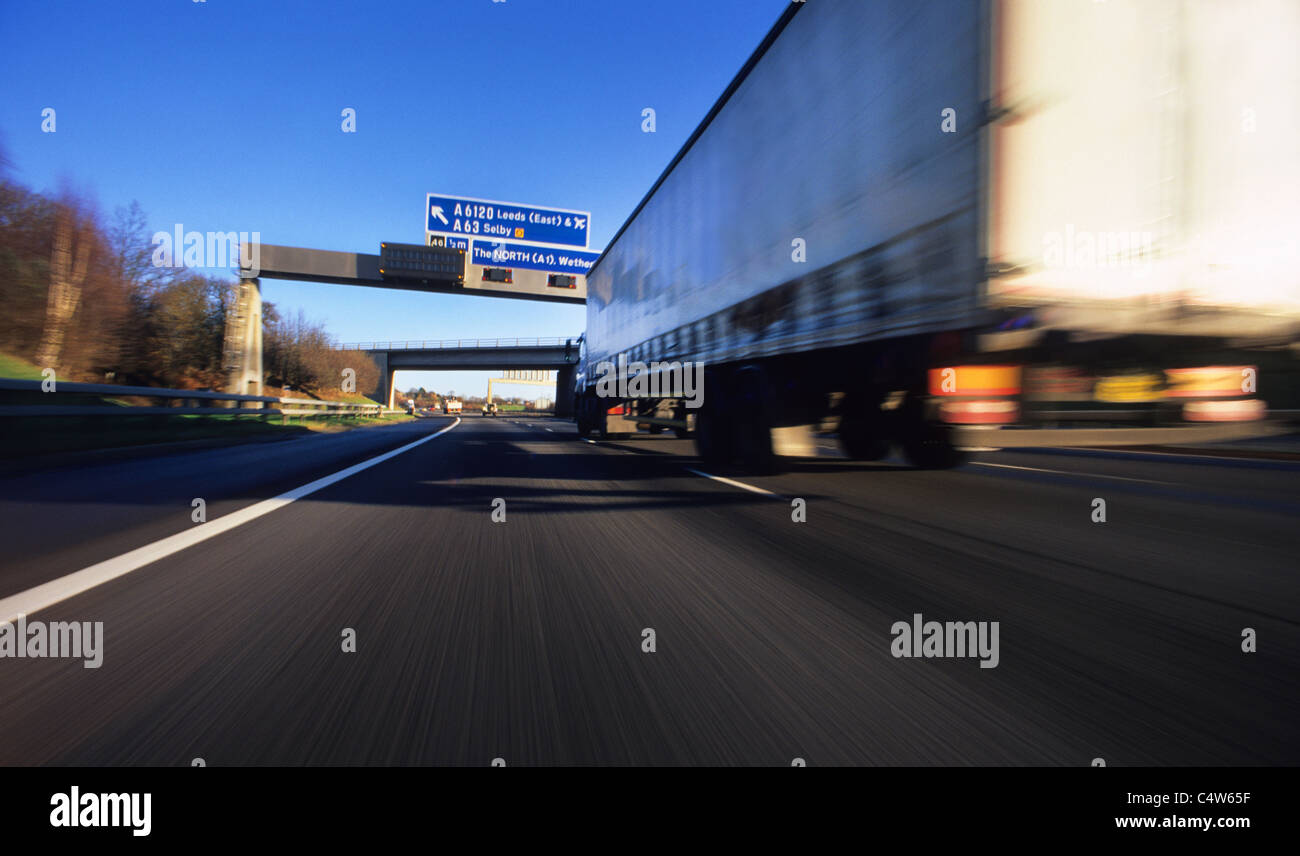 Autoarticolato passando sotto la direzione gantry sulla a1/m autostrada vicino a Leeds Yorkshire Regno Unito Foto Stock