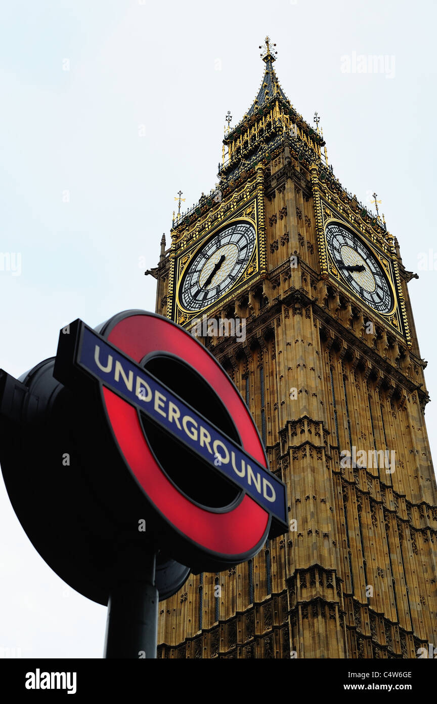 Westminster London Underground tube station, con St Stephen's Tower (Big Ben) in background Foto Stock