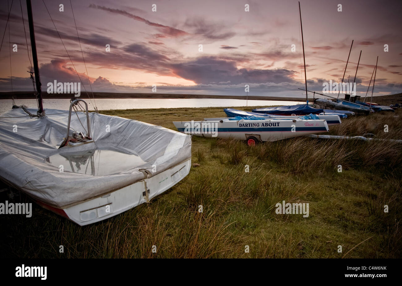 Barche a vela legato fino al tramonto in pennine yorkshire Foto Stock