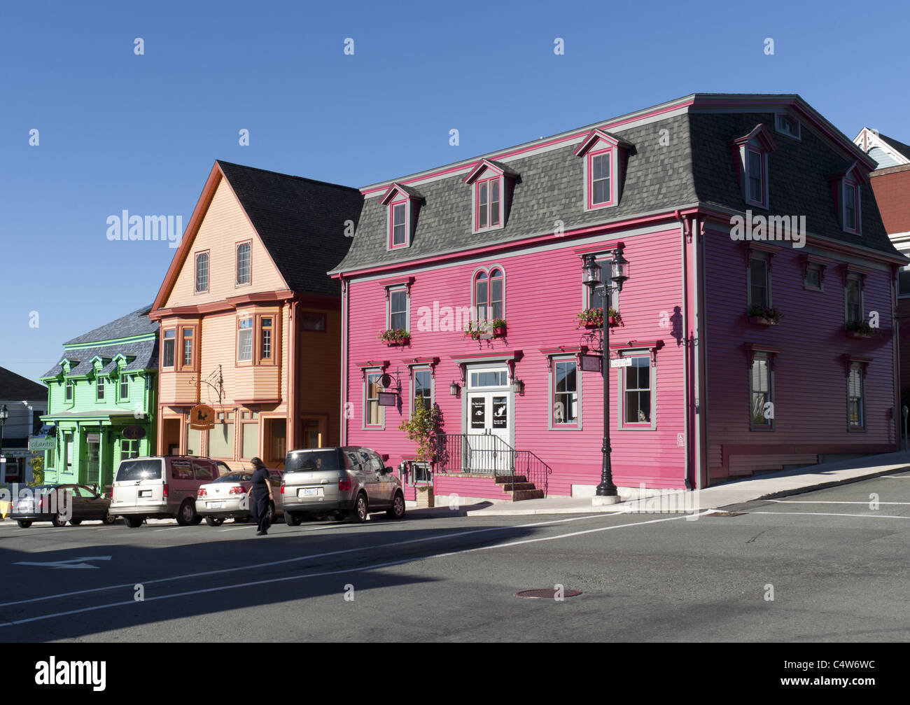 Gli edifici colorati sull'angolo di King Street e Pelham Street, Lunenburg, Nova Scotia, Canada Foto Stock