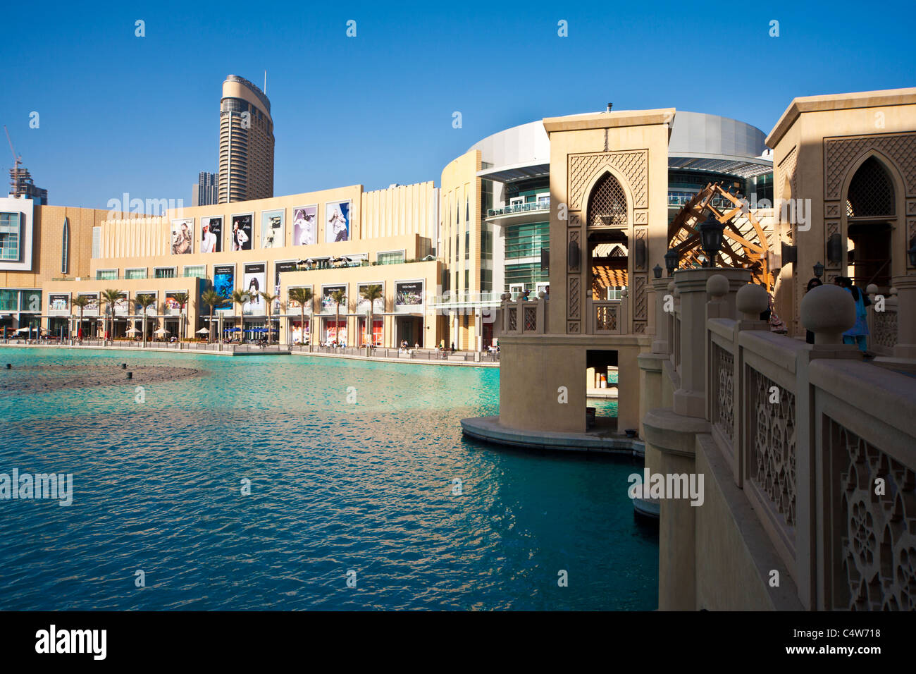 Il Dubai Mall e Souk al Bahar ponte sopra il Burj Khalifa lago nel centro cittadino di Dubai, Emirati Arabi Uniti, Emirati arabi uniti Foto Stock