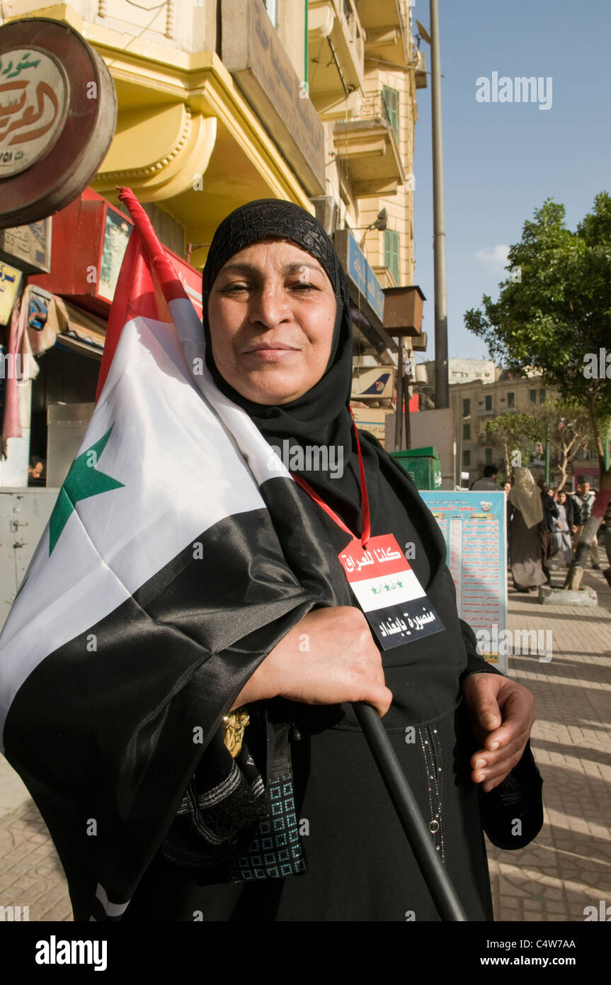 Una donna che trasporta un nazionalista egiziano bandiera Piazza Tahrir Cairo Egitto Marzo 2011 Foto Stock