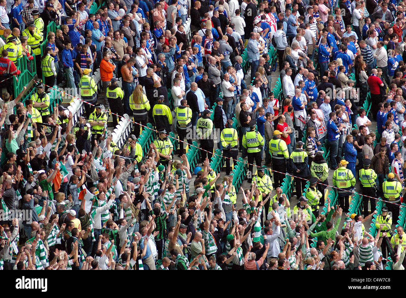 Celtic v Rangers: Celtic fans celebrare la vittoria su Rangers ventole, mentre la polizia separare i due gruppi di sostenitori Foto Stock