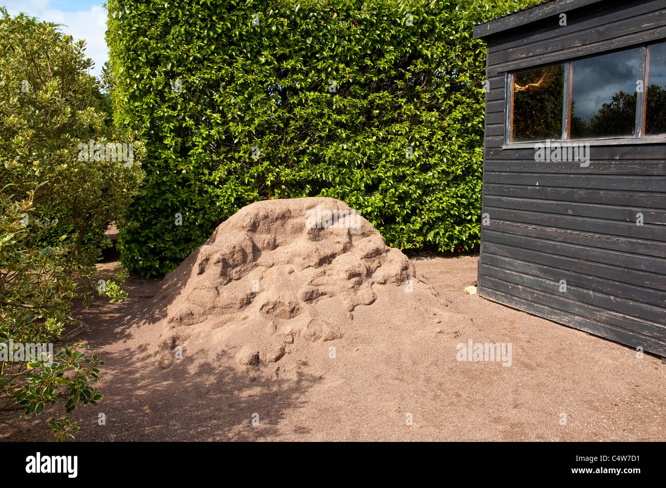 Un mucchio di pinky ghiaia usata per i percorsi a Herterton House garden, Northumberland, Regno Unito. Foto Stock