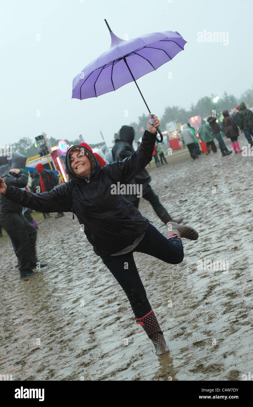 Ragazza godendo la pioggia a UK summer festival Foto Stock