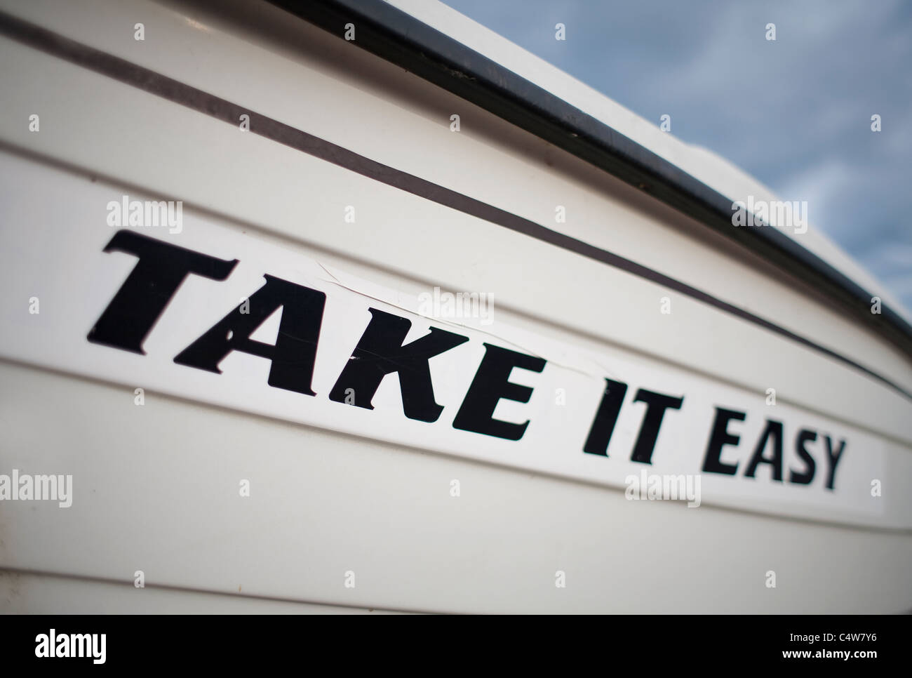 Segno sulla barca dicendo Take it easy Foto Stock