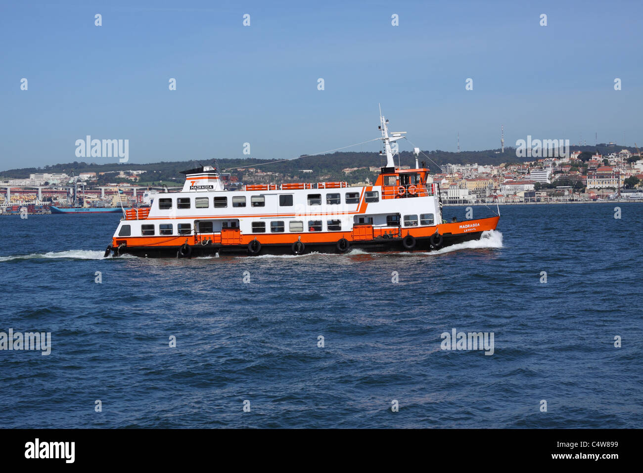 Lisbona portogallo traghetto attraversa il fiume Tago tra Lisbona e Cacilhas Foto Stock