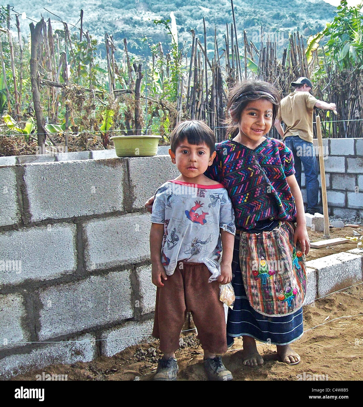 Poveri bambini indiani in Guatemala che hanno nuove case costruite da volontari compresi Regno Unito anno gap studenti. Foto Stock