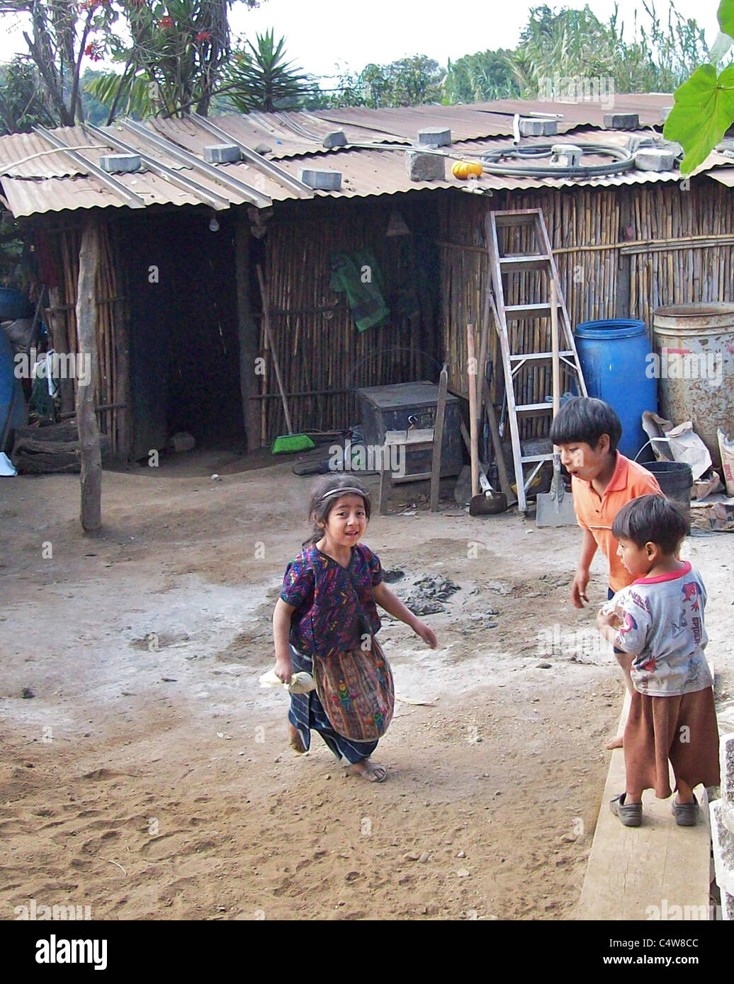 Poveri bambini indiani in Guatemala che hanno nuove case costruite da volontari compresi Regno Unito anno gap studenti. Foto Stock