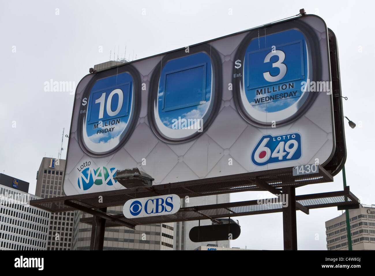 Un CBS cartellone pubblicitario per Lotto Max e Lotto 6/49 è raffigurato in Winnipeg Lunedì 23 Maggio, 2011. Foto Stock
