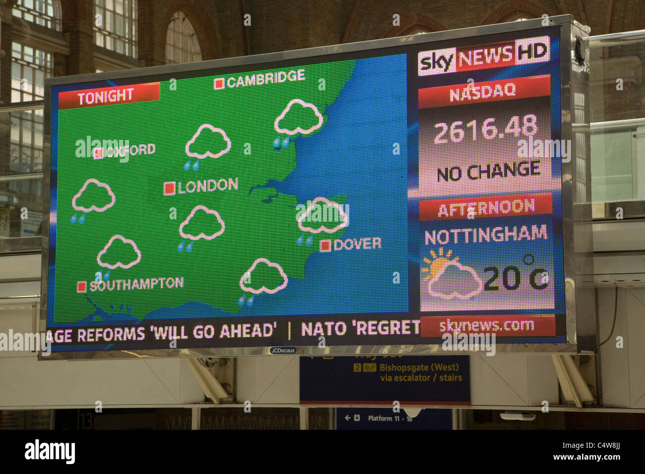 Display elettronico di informazioni meteo e notizie, alla stazione di Liverpool Street, Londra Foto Stock