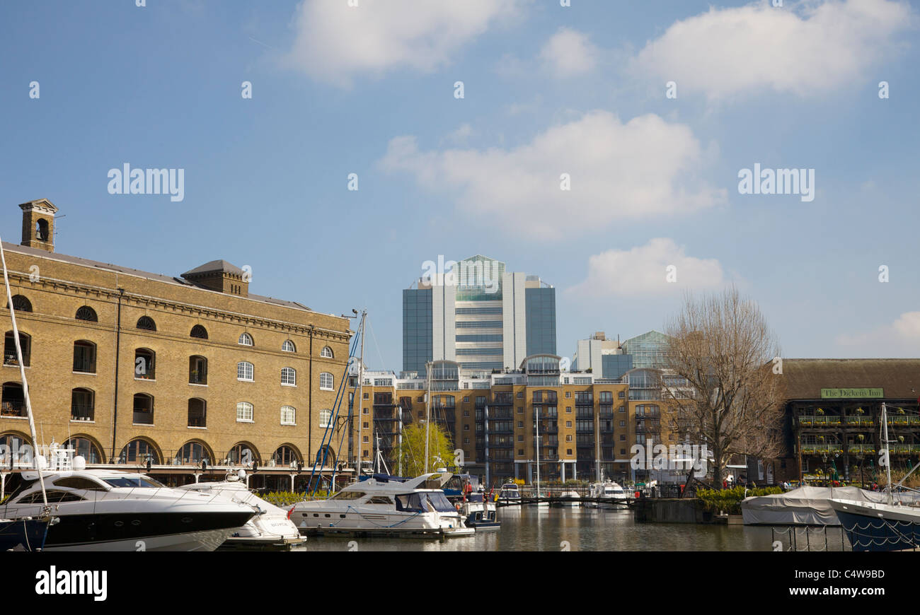 Una barca ormeggiata a St Katherine's Dock , Londra. Foto Stock